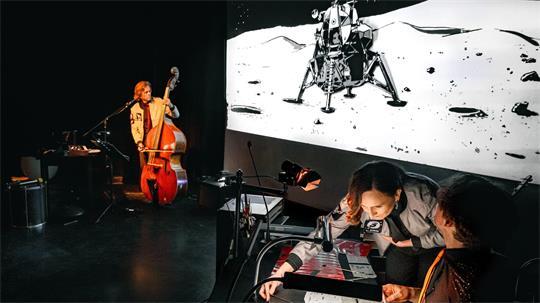 „Paper Moon“: Illustrator Robert Nippoldt zeichnet live auf der Bühne die Apollo 11-Landung.