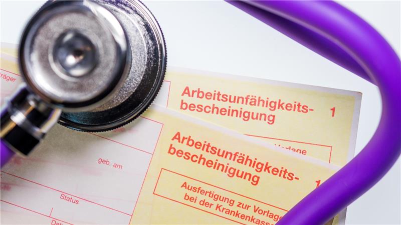 Digitale Krankmeldung sorgt für Mehrarbeit bei Ärzten und Arbeitgebern Papier war gestern: Die elektronische Arbeitsunfähigkeitsbescheinigung (eAU) soll sich durchsetzen. Doch bislang kommt sie nicht so gut an. Foto: picture alliance/dpa/dpa-tmn