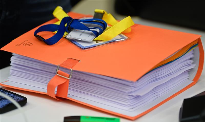 Wieder Probleme mit Bau-Genehmigungen in der Stadt Stade Papierberge soll es in den Bauämtern demnächst nicht mehr geben. Die digitale Bauakte wird bereits erprobt. Symbolfoto: dpa