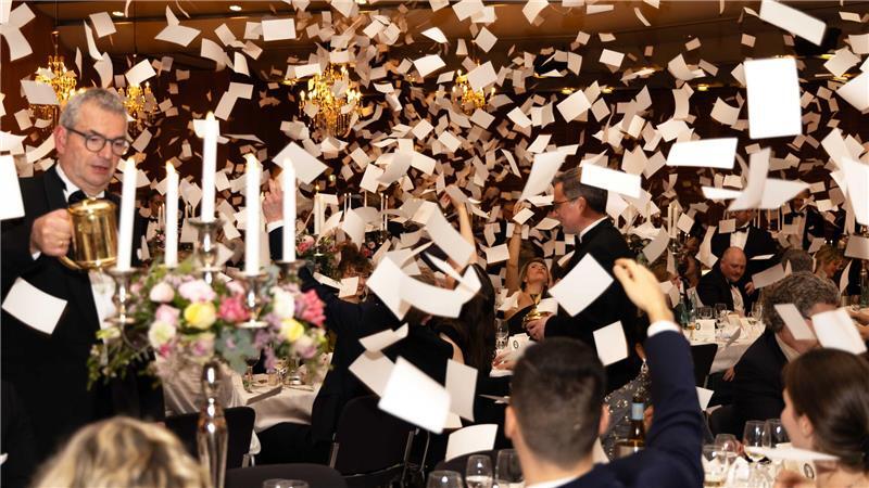 Papierregen im Stadeum beim Stiftungsfest der St.-Pankratii-Brüderschaft.