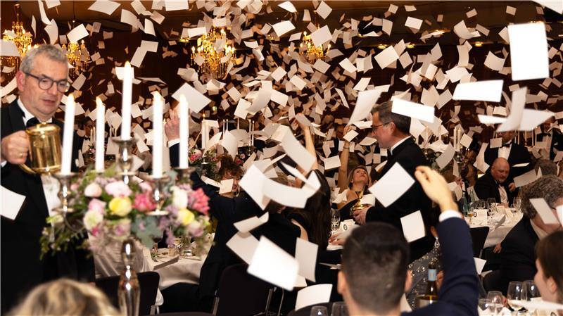 Papierregen im Stadeum - das könnte teuer werden.
