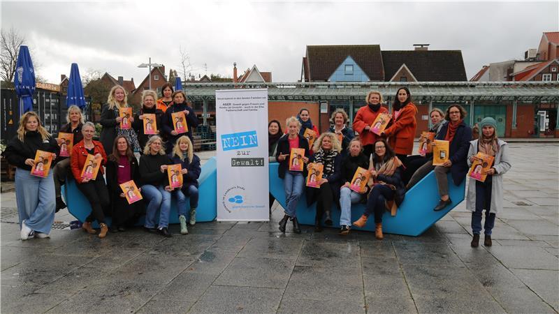 Papiertütenaktion während der Orange Days: Die Mitglieder des Netzwerks gegen Häusliche Gewalt starten erneut die Tütenaktion - dieses Mal mit neuem Design und QR-Code für einfache Hilfe.