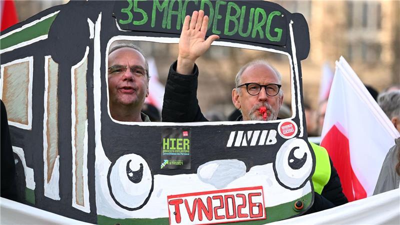 Papp-Bus - Warnstreik im Nahverkehr
