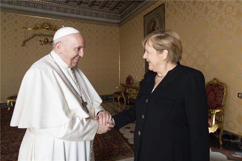 Papst Franziskus empfängt Bundeskanzlerin Angela Merkel in seiner Bibliothek im Vatikan. Foto: Vatican Media/Vatican Media/AP/dpa