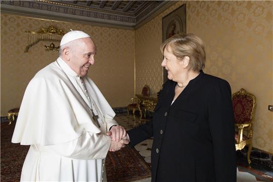 Papst Franziskus empfängt Bundeskanzlerin Angela Merkel in seiner Bibliothek im Vatikan. Foto: Vatican Media/Vatican Media/AP/dpa