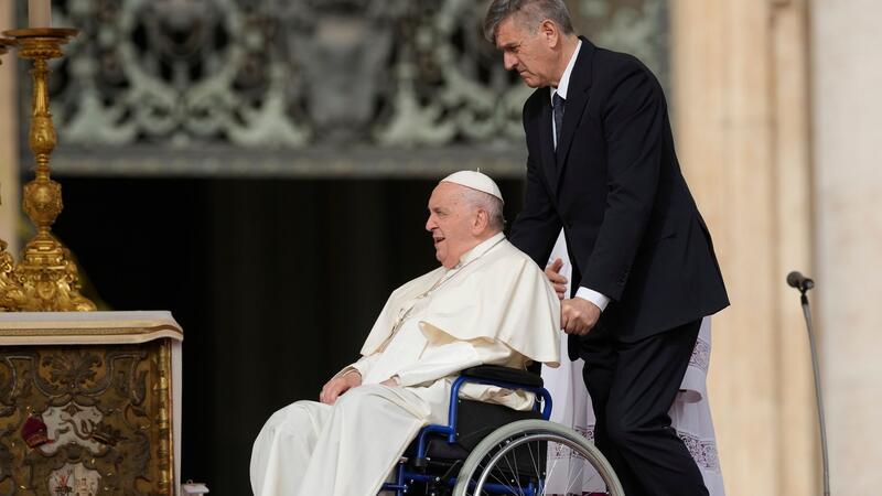 Papst Franziskus erreicht den Altar im Rollstuhl.