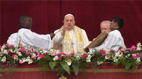 Papst Franziskus erteilt den Segen „Urbi et Orbi“ von der zentralen Loge des Petersdoms.