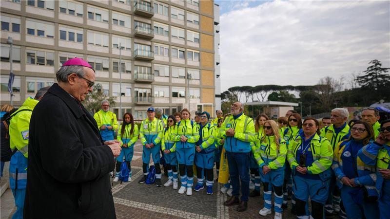 Papst Franziskus geht es nach offiziellen Angaben etwas besser.