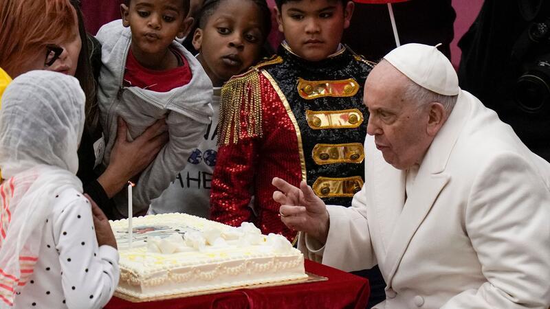 Bilder des Tages Papst Franziskus hat seinen 87. Geburtstag mit zahlreichen Kindern im Vatikan gefeiert. Hinterher durften sie auch von der Torte naschen.