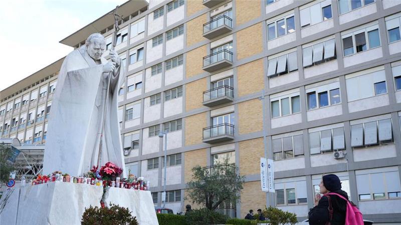 Vatikan: Zustand des Papstes verbessert sich leicht Papst Franziskus ist bereits seit fast einer Woche im Krankenhaus.