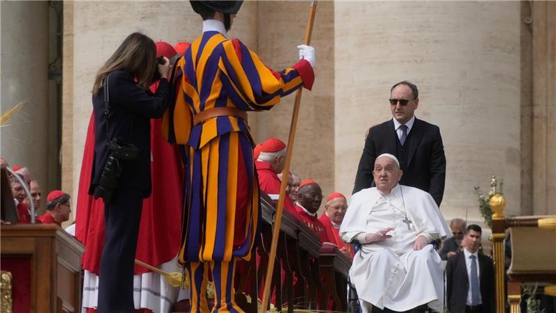 Papst Franziskus kommt am Ende der Messe am Palmsonntag auf dem Petersplatz im Vatikan an.