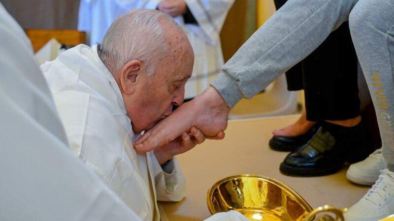 Papst Franziskus küsst den Fuß von einer weiblichen Insassin des Rebibbia-Gefängnisses.