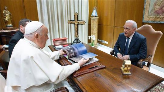 Papst Franziskus (l) empfängt den US-amerikanischen Regisseur Martin Scorsese zu einer Audienz.