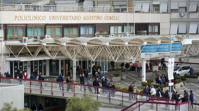 Papst Franziskus muss länger im Gemelli-Krankenhaus bleiben.