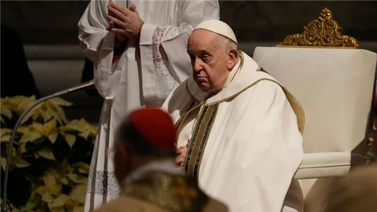 Papst Franziskus nimmt an der Christmette im Petersdom im Vatikan teil.