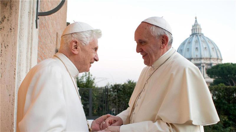 Papst Franziskus (r) folgte auf Papst Benedikt XVI, mit bürgerlichem Namen Joseph Ratzinger, nach dessen Rücktritt. (Archivbild)