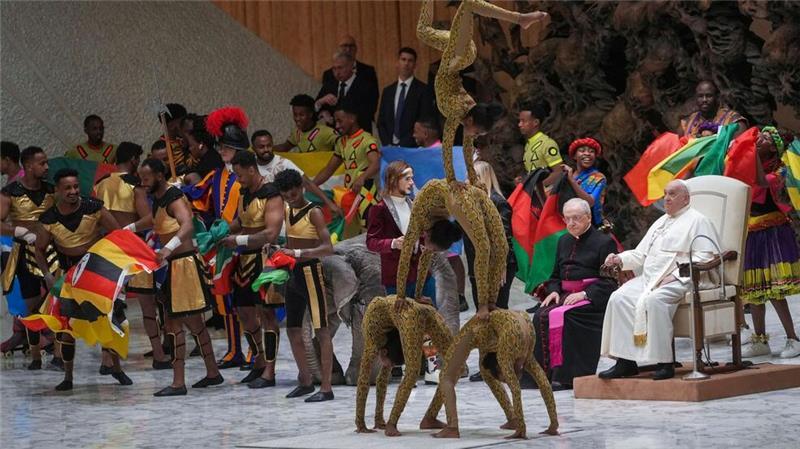Papst Franziskus sieht während der wöchentlichen Generalaudienz in der Halle Paul VI. im Vatikan die Vorstellung einer Zirkustruppe an.