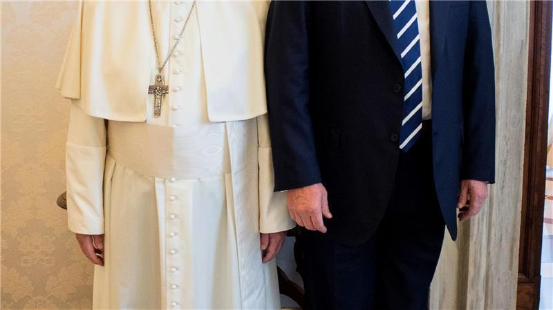 Trauerfeier mit Trump als besonderem Gast Papst Franziskus und US-Präsident Donald Trump bei einem Treffen 2017 im Vatikan. (Archivbild)