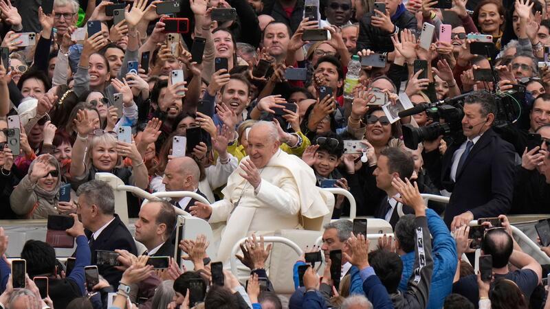 Papst Franziskus winkt den Gläubigen zu, nachdem er die Ostermesse auf dem Petersplatz zelebriert hat.