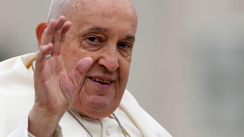 Papst geißelt Abtreibung und Leihmutterschaft Papst Franziskus zum Thema Geschlechtsumwandlung: Ein Körper müsse akzeptiert und respektiert werden, wie er erschaffen wurde.