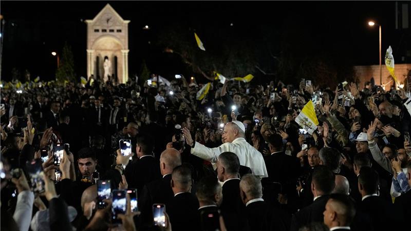 Papst Leo XIV. (M) grüßt die Menge, als er umgeben von Sicherheitskräften zu einem Treffen mit Jugendlichen in Bkerké, dem Sitz der maronitischen Kirche im Libanon, kommt.