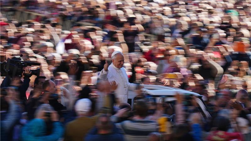 Papst Leo XIV. auf dem Weg zur wöchentlichen Generalaudienz auf dem Petersplatz.
