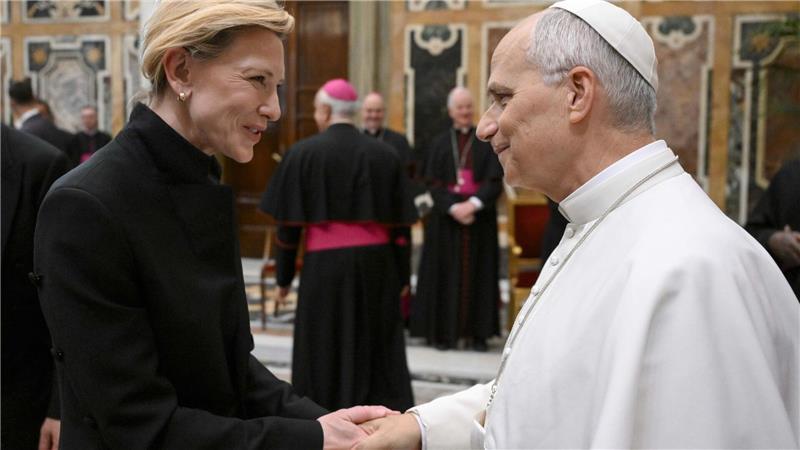 Papst Leo jetzt mit Rückennummer 14 Papst Leo XIV. begrüßt Cate Blanchett während einer Sonderaudienz mit der Welt des Films.