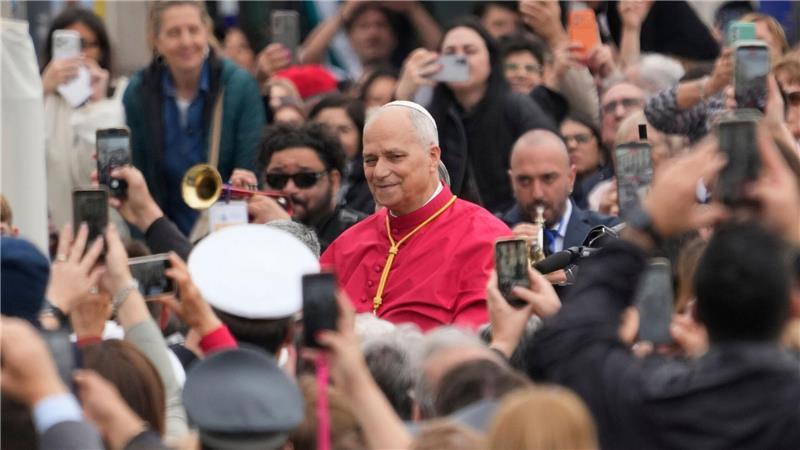 Papst Leo XIV. begrüßt Gläubige während seines Besuchs im italienischen Pompeji.