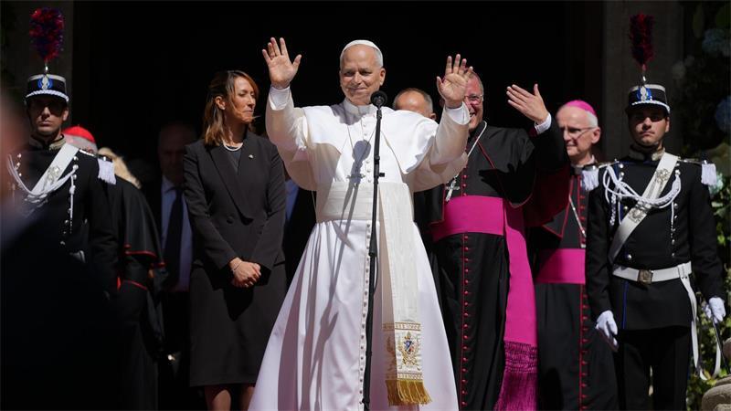 Papst Leo XIV. begrüßt während seines Besuchs in San Marino Gläubige.