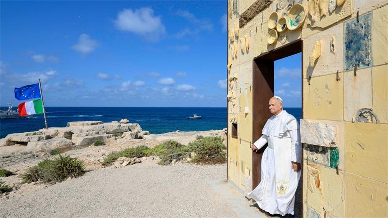 Papst Leo XIV. besichtigt das Denkmal „Gateway of Europe“ von Lampedusa, Sizilien. 