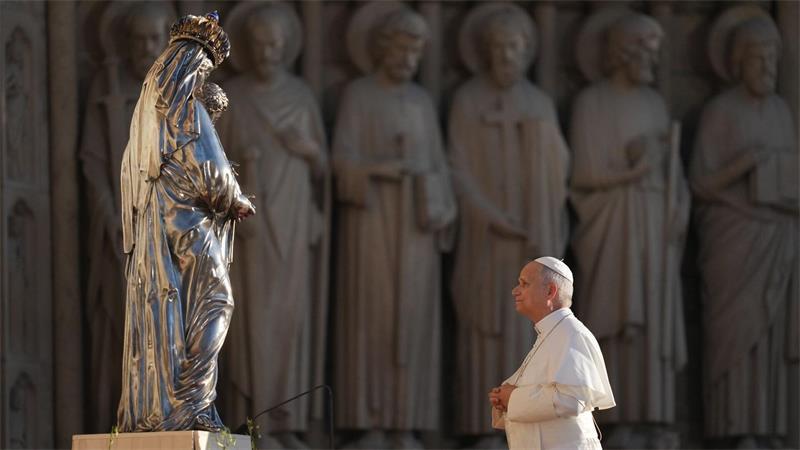Papst Leo XIV. besiucht die Kathedrale Notre-Dame.
