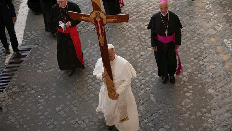 Papst Leo XIV. führt eine Prozession durch die Heilige Pforte des Petersdoms anlässlich des Jubiläums des Heiligen Stuhls.