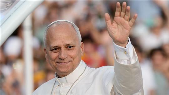 Papst Leo XIV. grüßt die rund 40.000 Teilnehmer einer Vigilie im Olympiastadion in Barcelona.
