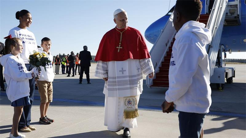 Papst mahnt in Frankreich zu „neuer Brüderlichkeit“ Papst Leo XIV. ist für vier Tage in Frankreich.