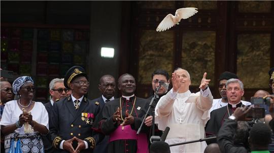 Papst Leo XIV. lässt eine weiße Taube fliegen nach einem Friedenstreffen in Bamenda, Kamerun.