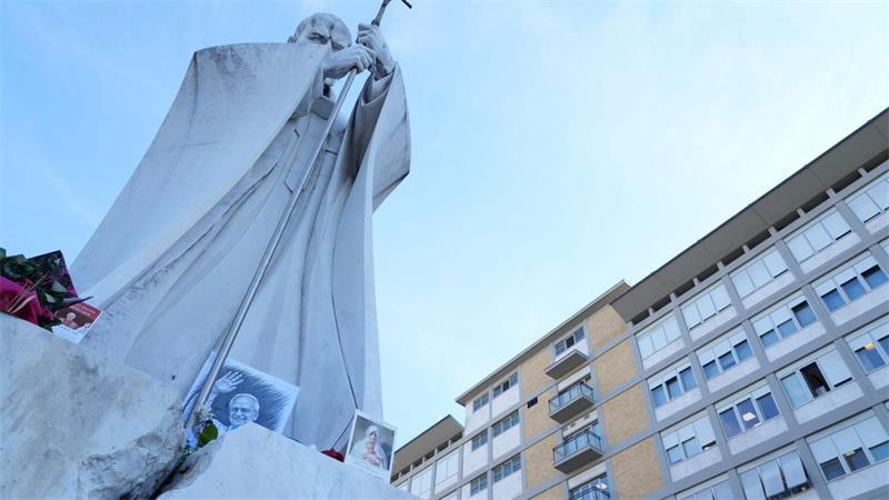 Papst Leo XIV. liegt im zehnten Stock des Gemelli-Krankenhauses. Davor befindet sich eine Statue seines Vorgängers Johannes Paul II..