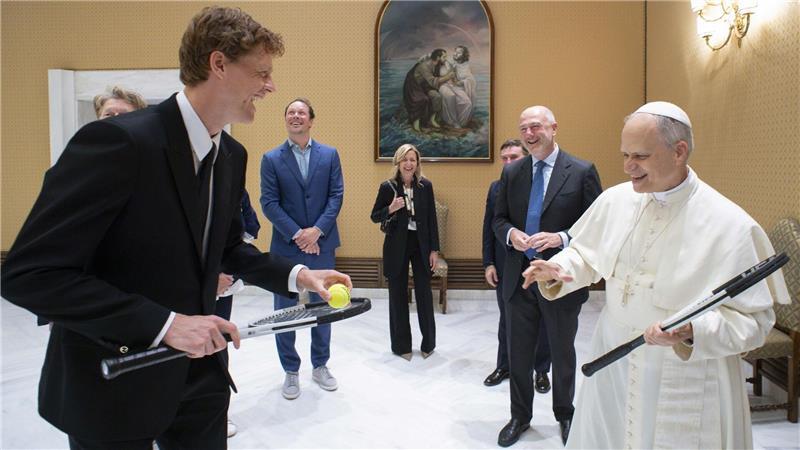 Papst Leo empfängt Tennisstar Sinner - „Wollen Sie spielen?“ Papst Leo XIV. (rechts) scherzt mit Tennisstar Jannik Sinner.