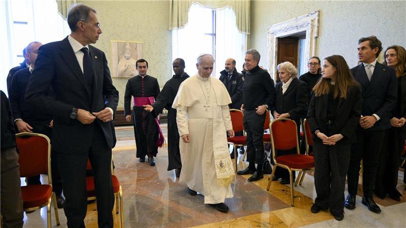 Papst Leo XIV. spricht Angehörigen von Crans-Montana-Opfern Trost zu.