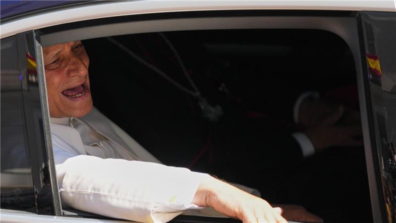 Papst Leo XIV. verlässt auf dem Rücksitz eines Autos das spanische Parlament.