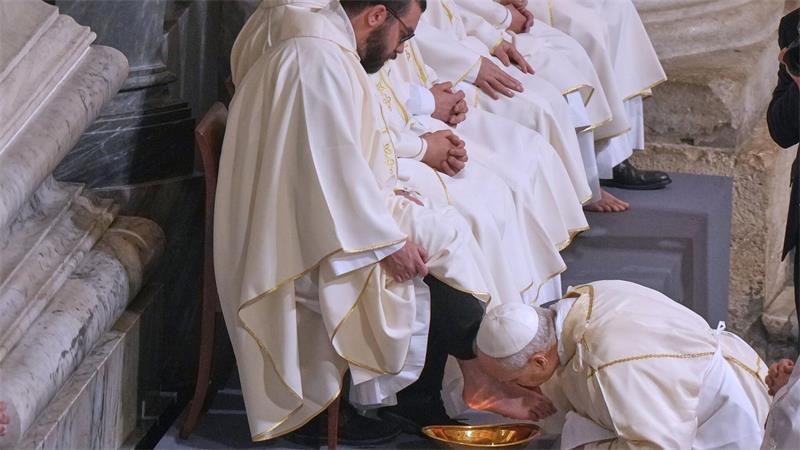 Barfuß in Schlappen und Sandalen: Sind nackte Füße eklig? Papst Leo XIV. wäscht und küsst die Füße von Priestern in Rom am Gründonnerstag in der Lateranbasilika. (Archivbild)
