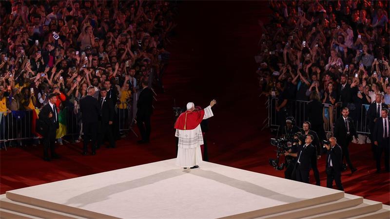 Papst Leo XIV. winkt nach einer Vesper mit Jugendlichen im Stade de France in Saint-Denis bei Paris.