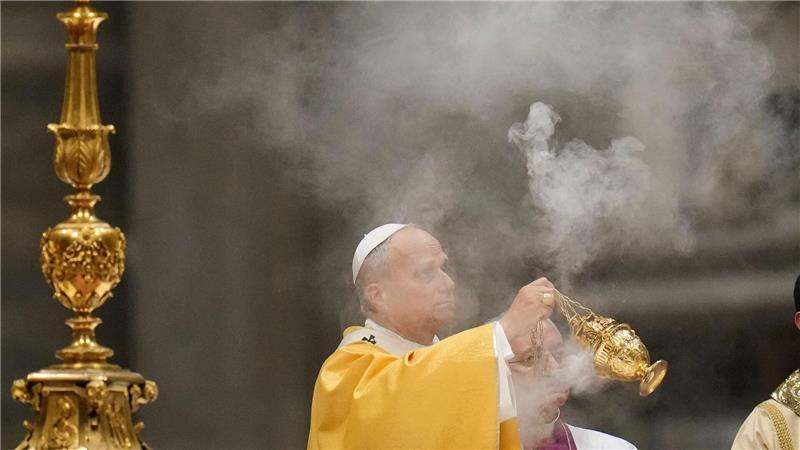 Papst Leo XIV. zelebriert die Heiligabendmesse im Petersdom im Vatikan.