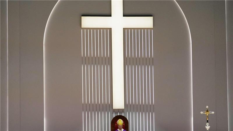 Papst Leo XIV. zelebriert eine Messe in der Volkswagen Arena in Istanbul. 