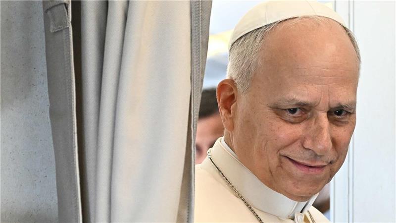 Papst Leo äußert sich im Flugzeug vor Journalisten.