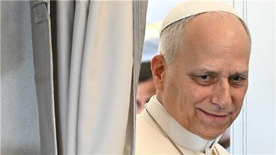Papst Leo äußert sich im Flugzeug vor Journalisten.