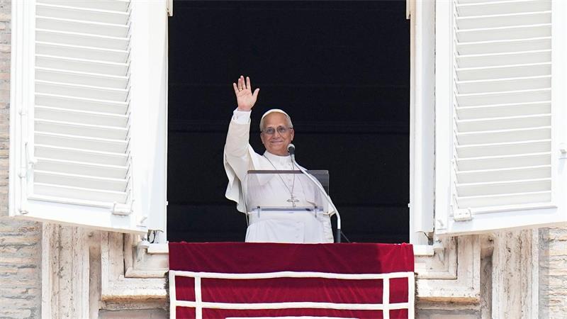 Papst will nach überstandener OP das Angelus-Gebet sprechen Papst Leo der XIV. spricht an einem Sonntag im Juni das traditionelle Angelus-Gebet am Fenster seiner Arbeitszimmers am Petersplatz im Vatikan. Nur fünf Tage nach seiner Krebs-OP will er sich dort heute wieder an Zehntausende Gläubige wenden. (Archiv-Bild)