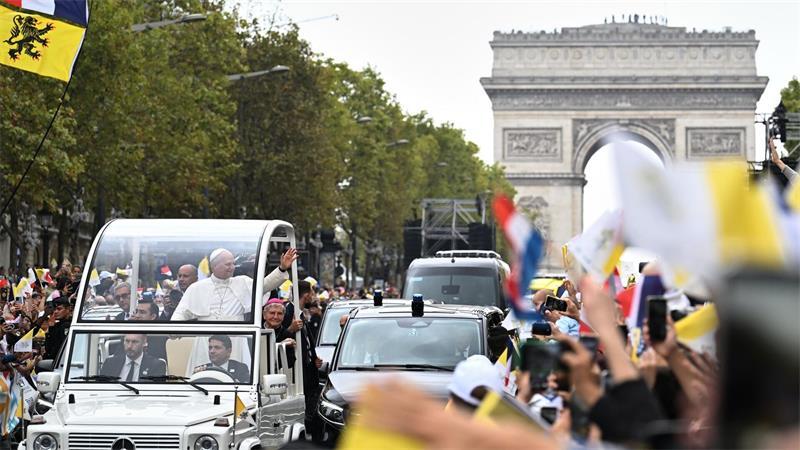 700.000 Menschen bei Papstmesse in Paris Papst Leo winkt der Menschenmenge auf den Champs-Élysées.
