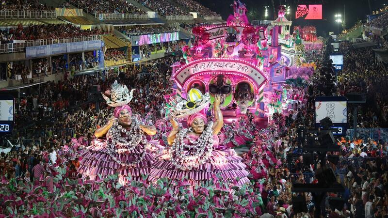 Karnevalsauftakt in Rio: Umzüge im Sambodrom starten Parade der Sambaschule Mangueira im Sambodrom in Rio.