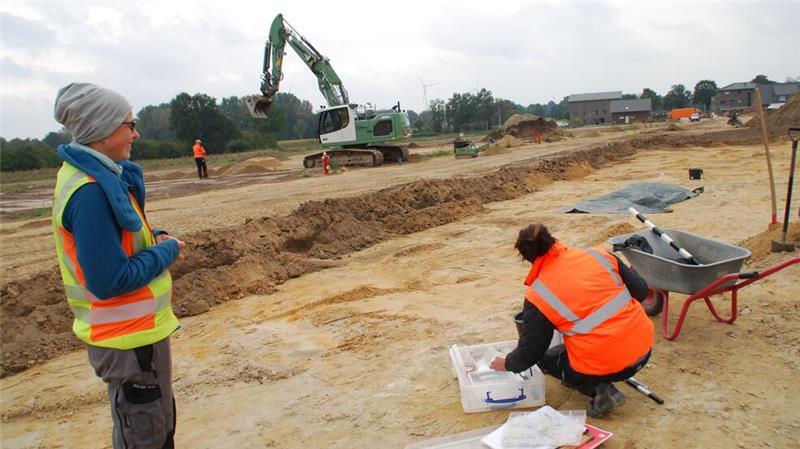 Archäologen machen in Beckdorf spektakuläre Entdeckung Parallel zu den archäologischen Ausgrabungen verlaufen die Erschließungsarbeiten mit schwerem Gerät im Beckdorfer Baugebiet.