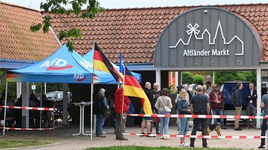 Parallel zum Wahlkampfstand der AfD im Juli in Jork gab es Proteste gegen die als rechtsextrem geltende Partei. Mittlerweile hat die AfD im Landkreis Stade nach eigenen Angaben mehr alsr 400 Mitglieder.